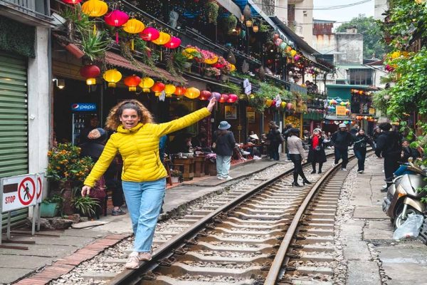 Hanoi train street schedule and must-try activities on train