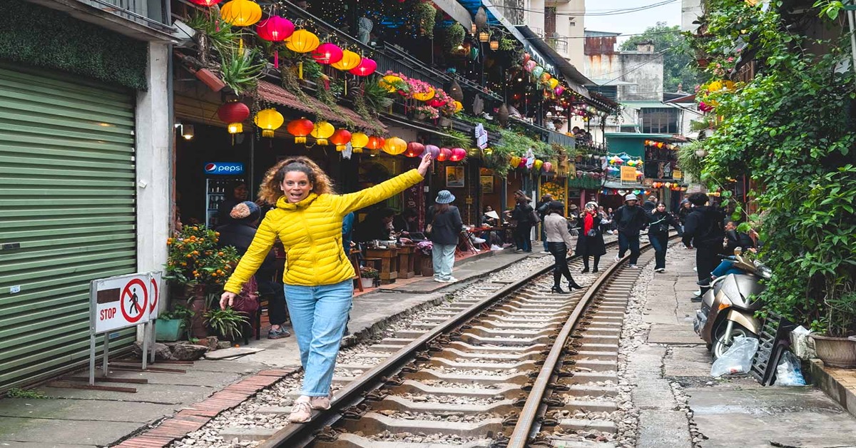 Hanoi train street schedule and must-try activities on train