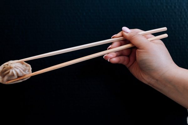 How to use Vietnamese chopsticks?